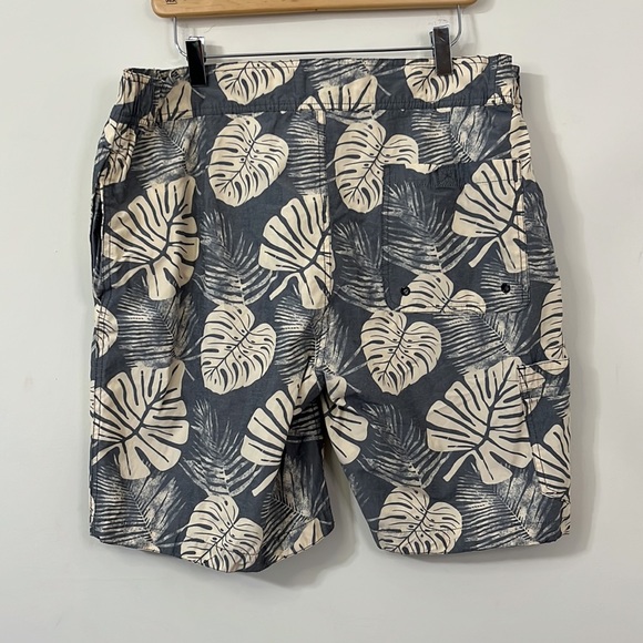 Quiet Storm Men's 8" Inseam Banana Leaf Bathing Suit Size 36 - Picture 8 of 11